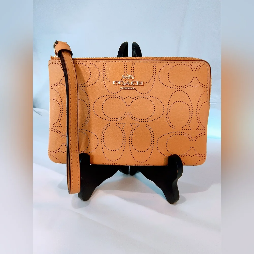 NWOT COACH Perforated Leather‎ Corner Zip Wristlet in  Honey/Tan Color
